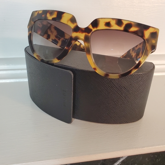 AUTHENTIC PRADA TORTOISE SUNGLASSES WITH CASE